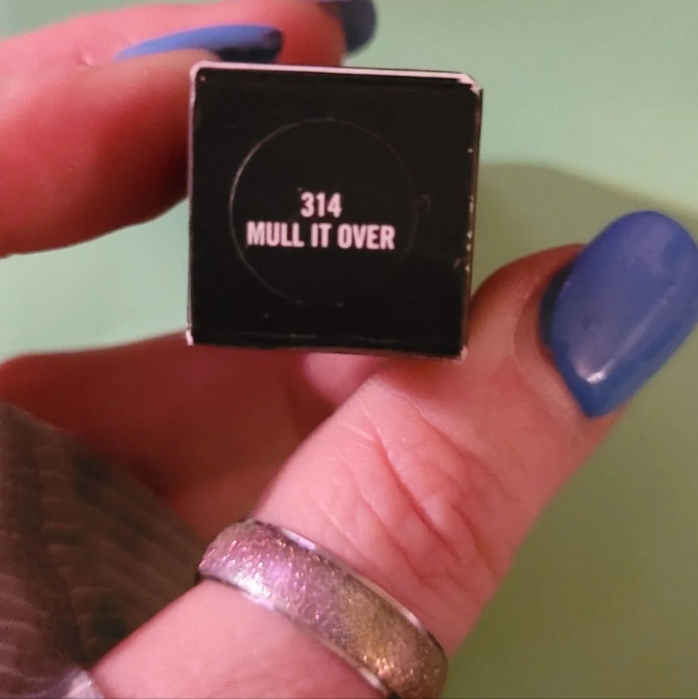 Mac Mull it Over Powder Kiss Lipstick - Picture 6 of 9